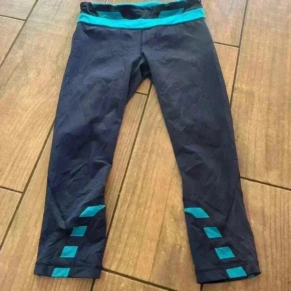 Lululemon  Run Inspire Crop! Blue yoga pants capris size 8 - Picture 4 of 4